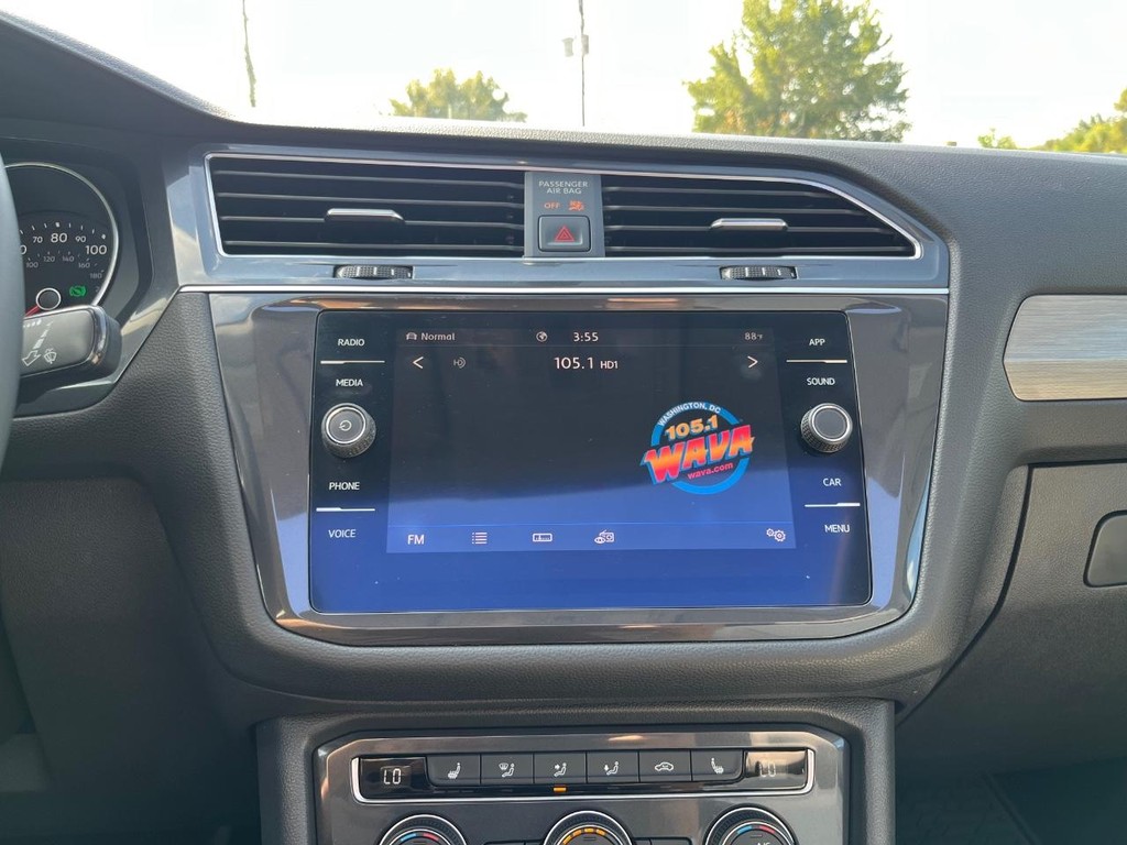 Volkswagen Tiguan Vehicle Full-screen Gallery Image 23