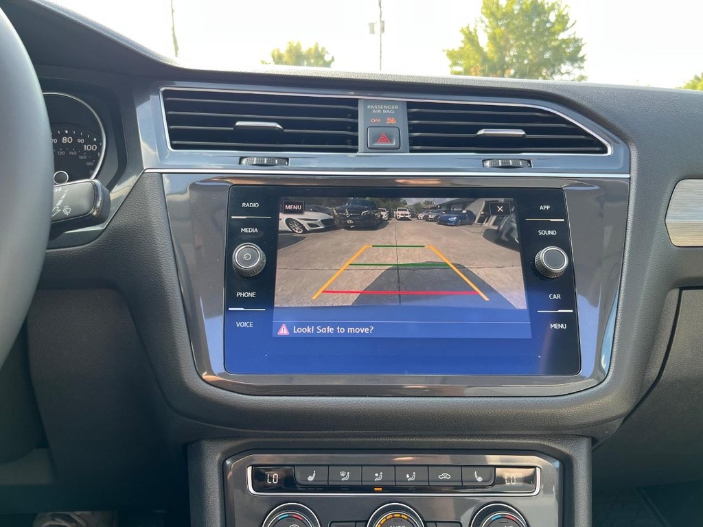 Volkswagen Tiguan Vehicle Full-screen Gallery Image 24