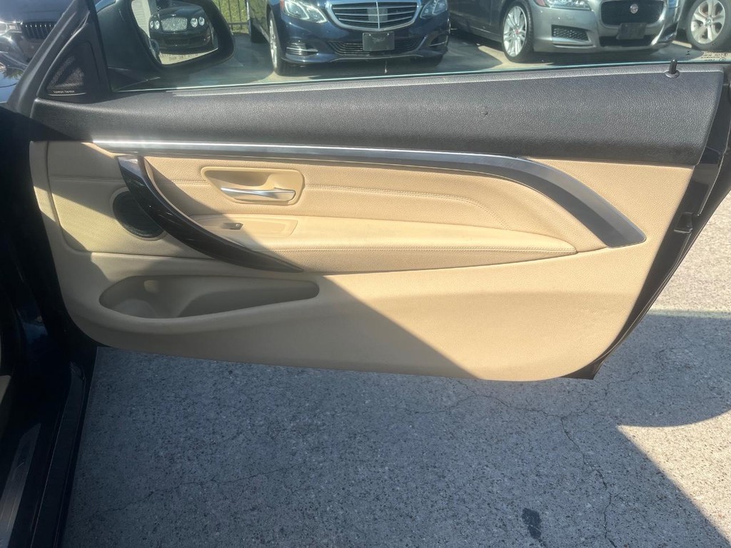 BMW 428i Vehicle Full-screen Gallery Image 23