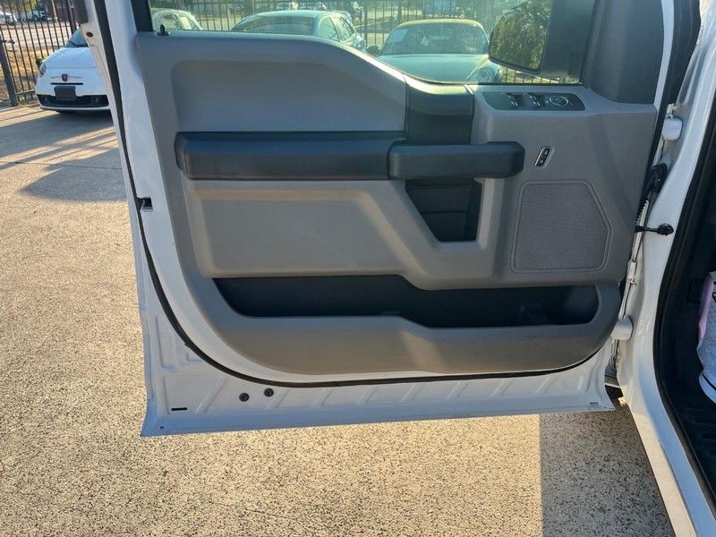 Ford F-150 Vehicle Full-screen Gallery Image 12