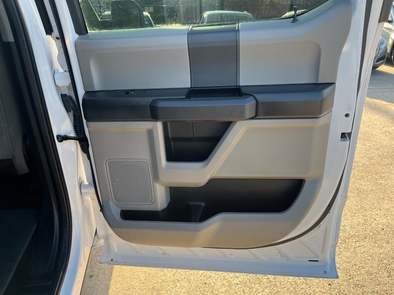 Ford F-150 Vehicle Full-screen Gallery Image 16