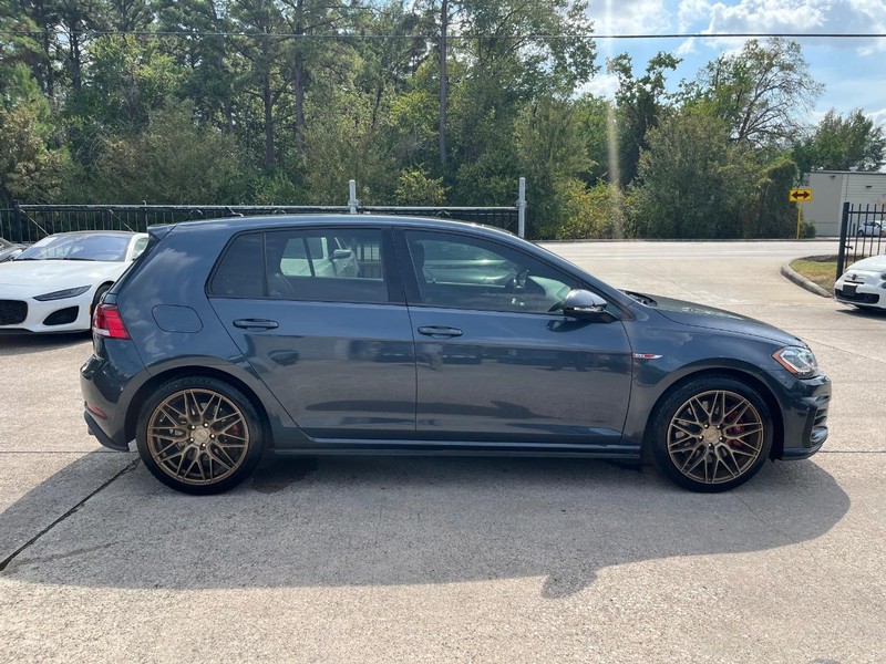 Volkswagen Golf GTI Vehicle Full-screen Gallery Image 05