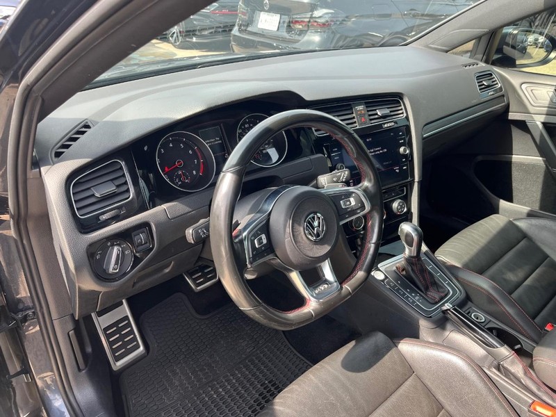 Volkswagen Golf GTI Vehicle Full-screen Gallery Image 09