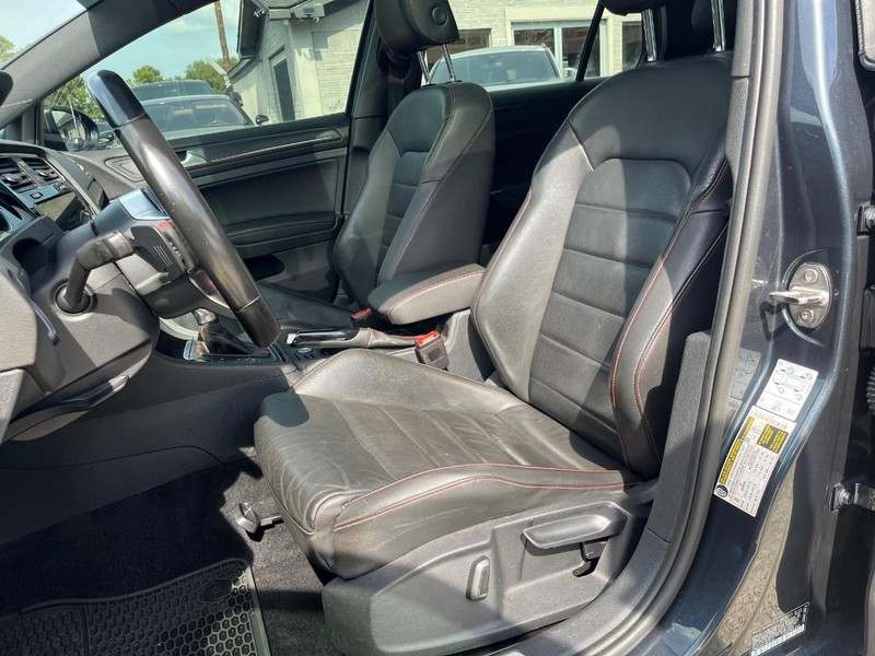 Volkswagen Golf GTI Vehicle Full-screen Gallery Image 10