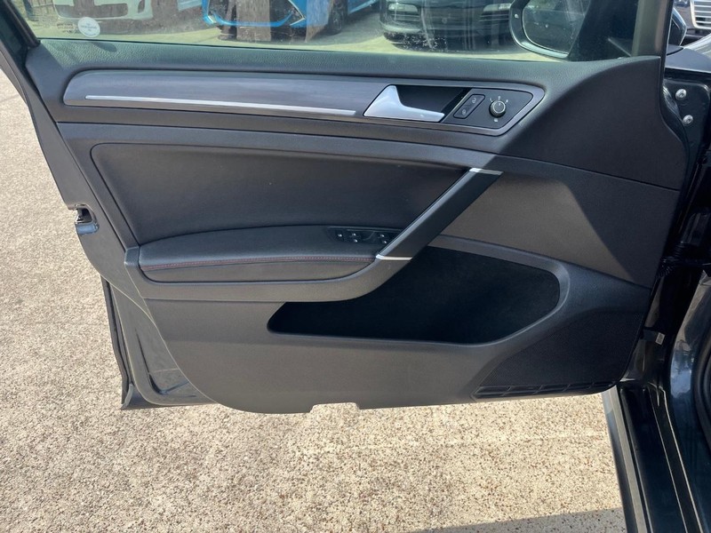 Volkswagen Golf GTI Vehicle Full-screen Gallery Image 11