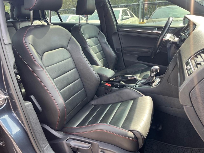 Volkswagen Golf GTI Vehicle Full-screen Gallery Image 13