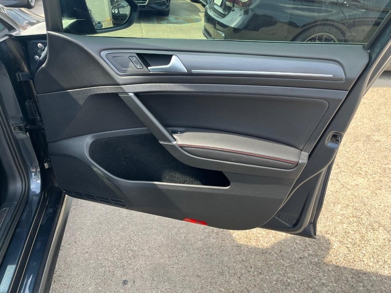 Volkswagen Golf GTI Vehicle Full-screen Gallery Image 14