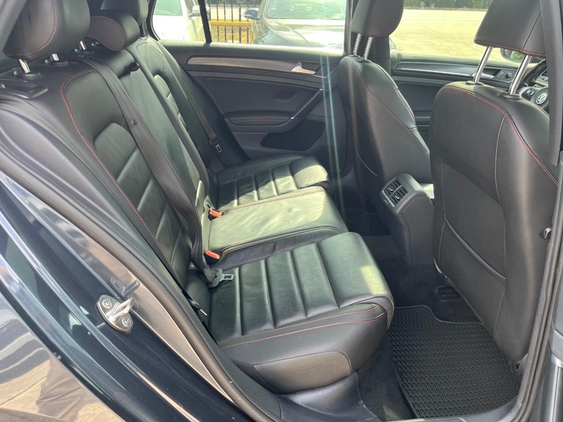 Volkswagen Golf GTI Vehicle Full-screen Gallery Image 15