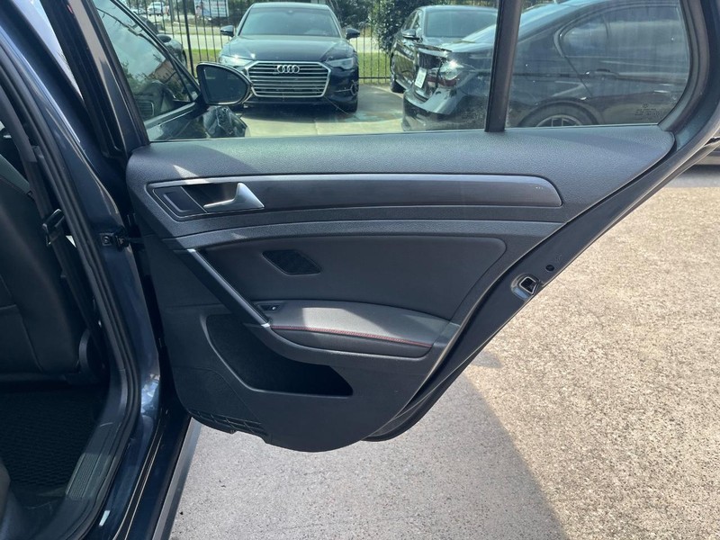 Volkswagen Golf GTI Vehicle Full-screen Gallery Image 16