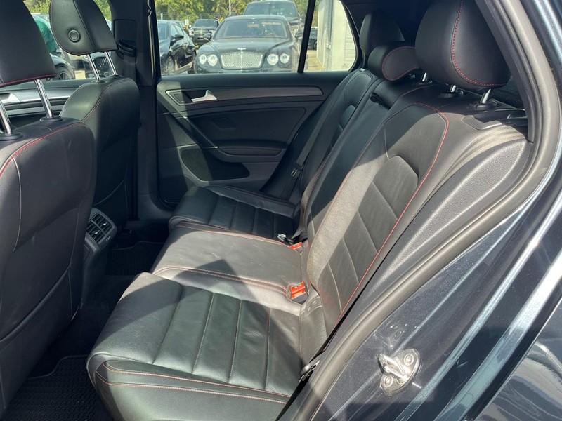 Volkswagen Golf GTI Vehicle Full-screen Gallery Image 17