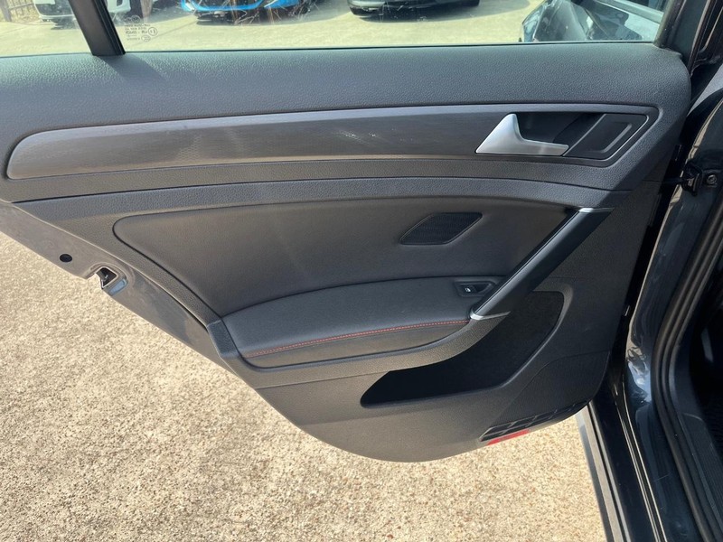 Volkswagen Golf GTI Vehicle Full-screen Gallery Image 18