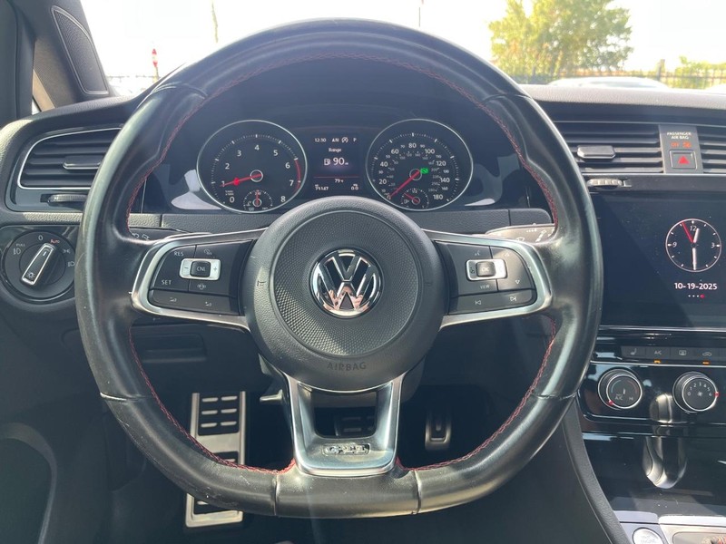 Volkswagen Golf GTI Vehicle Full-screen Gallery Image 19