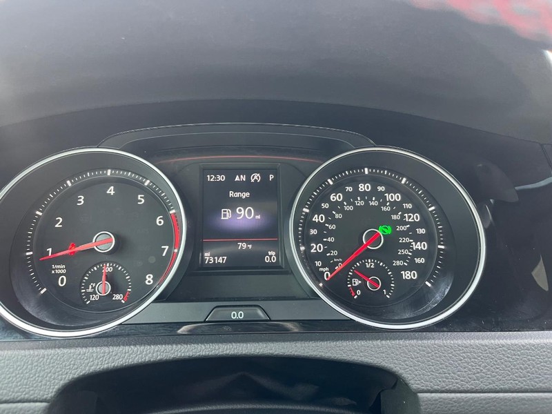 Volkswagen Golf GTI Vehicle Full-screen Gallery Image 20