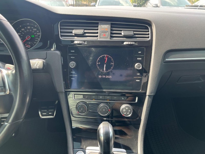 Volkswagen Golf GTI Vehicle Full-screen Gallery Image 21