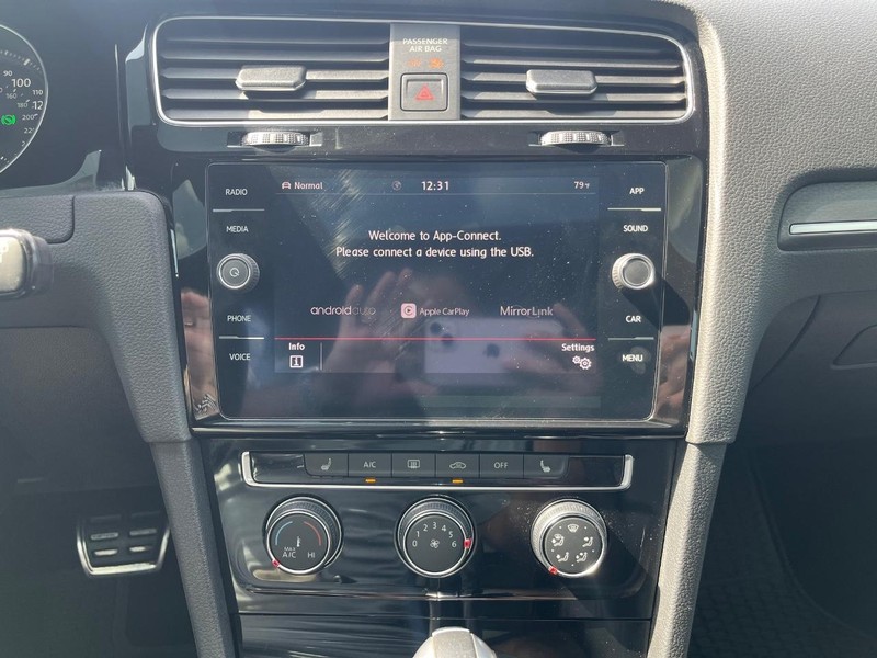 Volkswagen Golf GTI Vehicle Full-screen Gallery Image 22