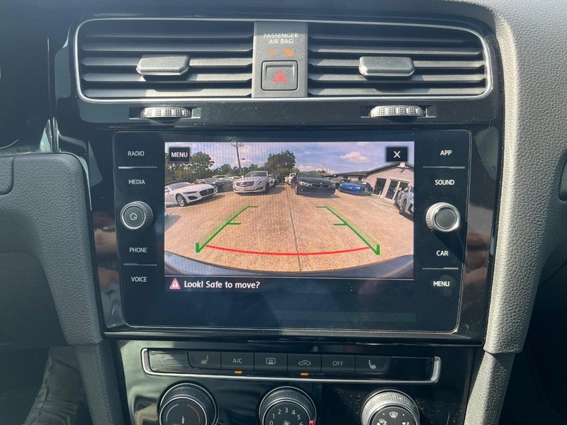 Volkswagen Golf GTI Vehicle Full-screen Gallery Image 23