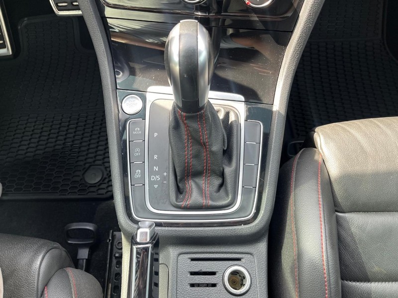 Volkswagen Golf GTI Vehicle Full-screen Gallery Image 24