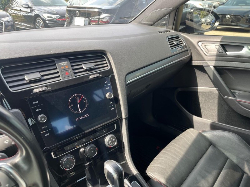 Volkswagen Golf GTI Vehicle Full-screen Gallery Image 25