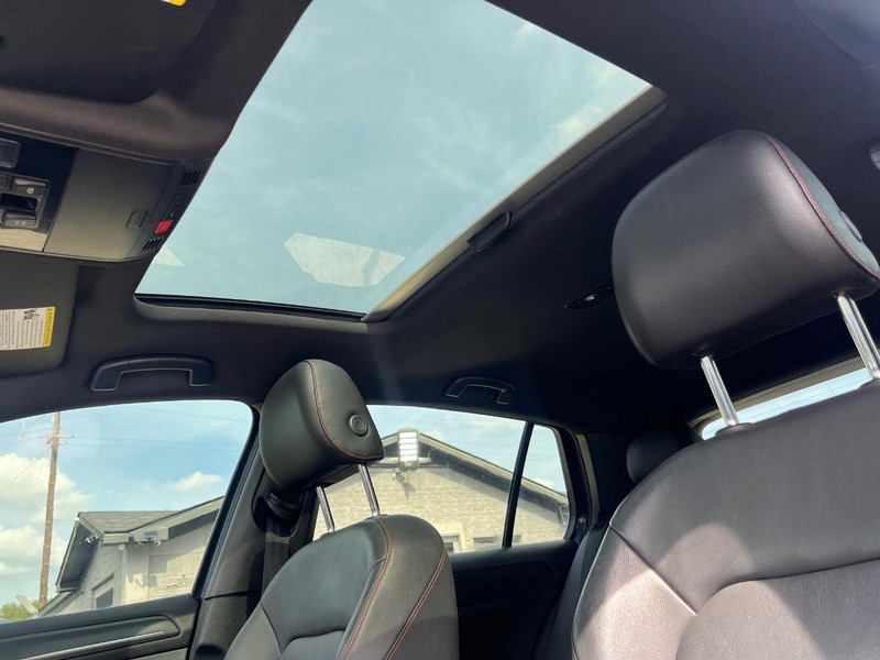 Volkswagen Golf GTI Vehicle Full-screen Gallery Image 26