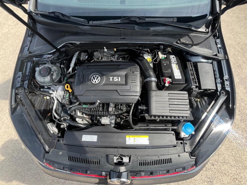 Volkswagen Golf GTI Vehicle Full-screen Gallery Image 28