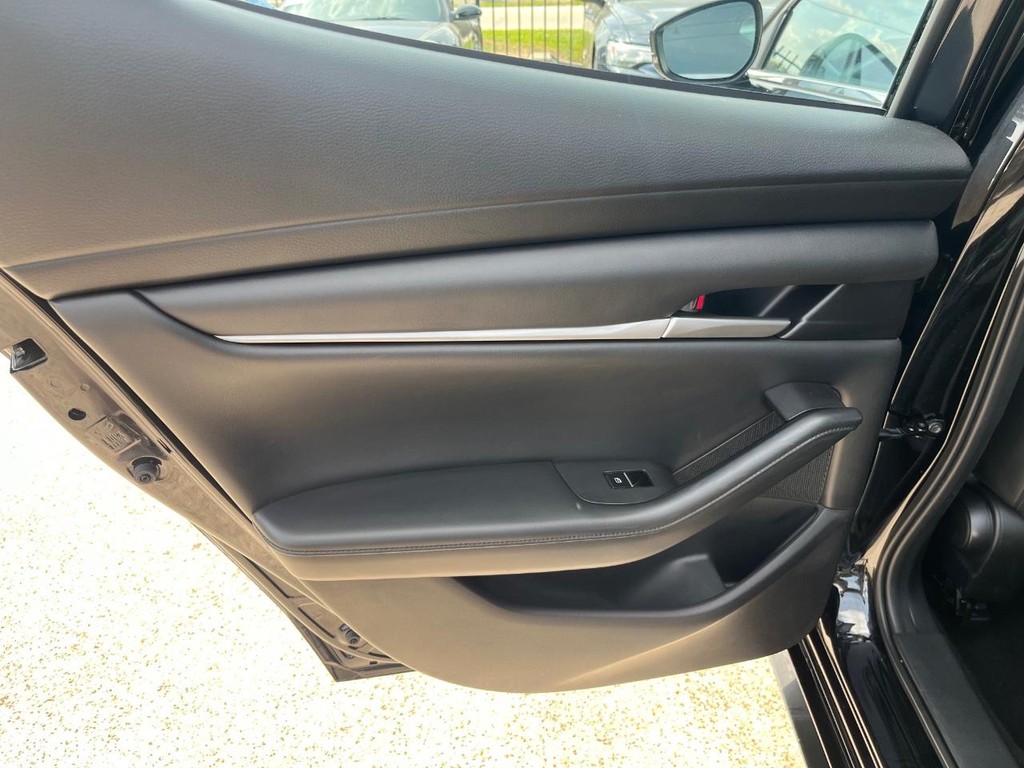 Mazda Mazda3 Hatchback Vehicle Full-screen Gallery Image 19