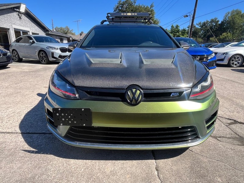 Volkswagen Golf GTI Vehicle Full-screen Gallery Image 02