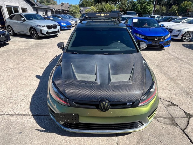 Volkswagen Golf GTI Vehicle Full-screen Gallery Image 03