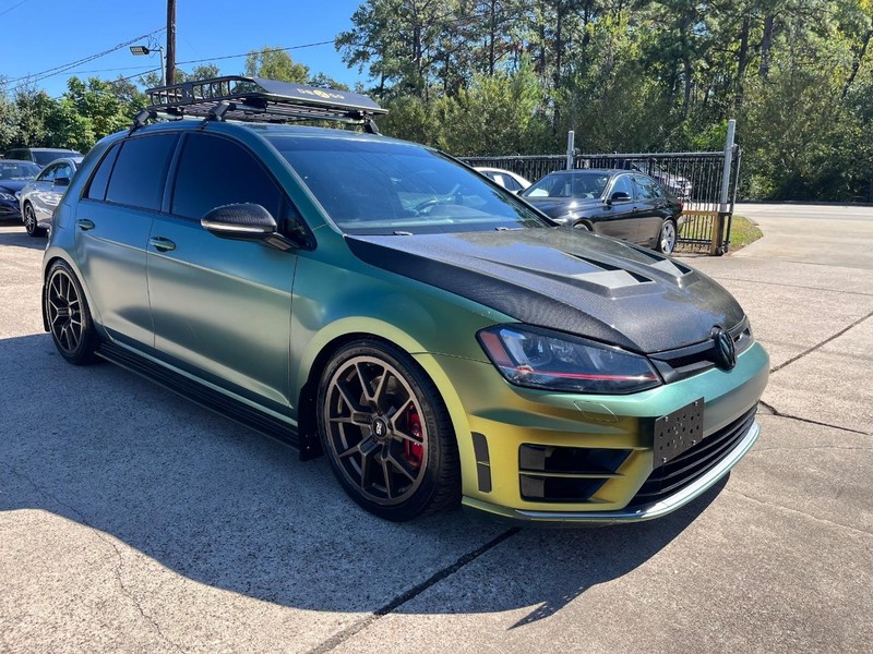 Volkswagen Golf GTI Vehicle Full-screen Gallery Image 04