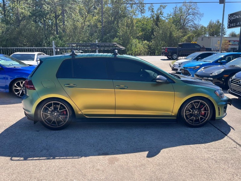 Volkswagen Golf GTI Vehicle Full-screen Gallery Image 05