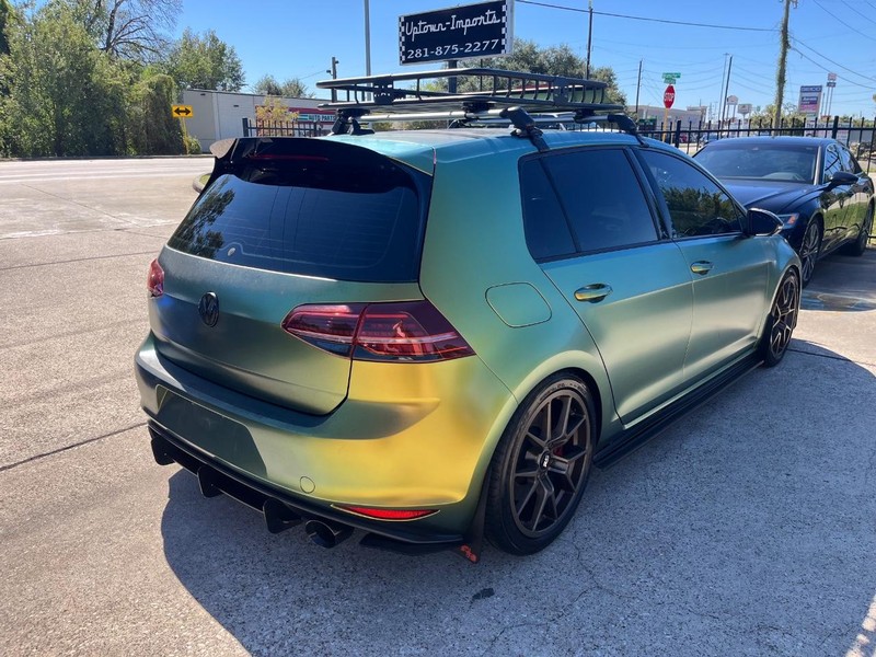 Volkswagen Golf GTI Vehicle Full-screen Gallery Image 06