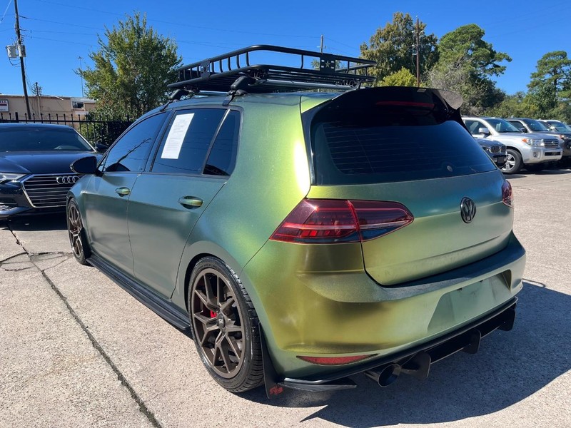 Volkswagen Golf GTI Vehicle Full-screen Gallery Image 08