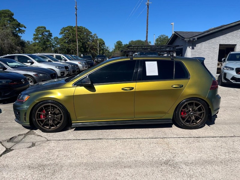 Volkswagen Golf GTI Vehicle Full-screen Gallery Image 09