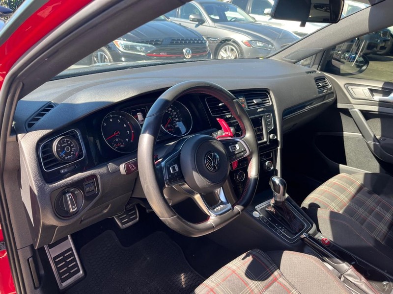 Volkswagen Golf GTI Vehicle Full-screen Gallery Image 10