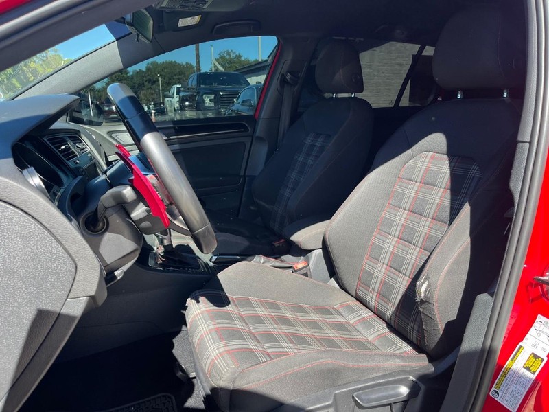 Volkswagen Golf GTI Vehicle Full-screen Gallery Image 11