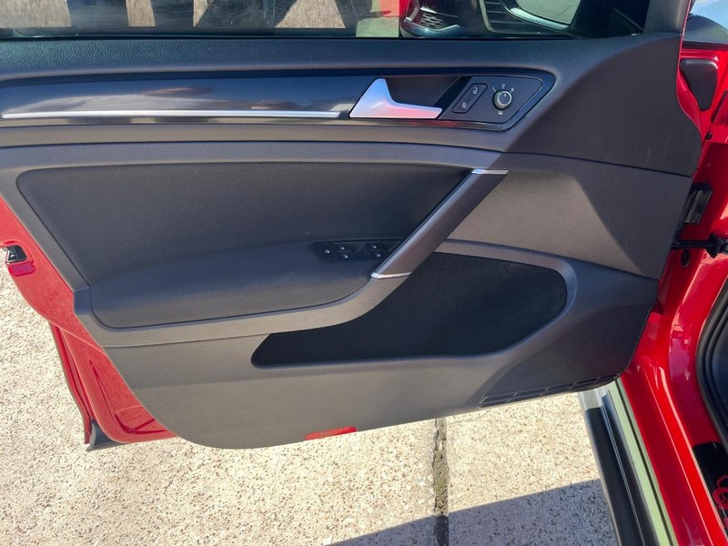 Volkswagen Golf GTI Vehicle Full-screen Gallery Image 12