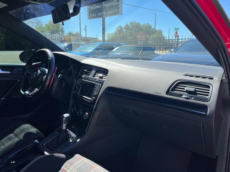 Volkswagen Golf GTI Vehicle Full-screen Gallery Image 13