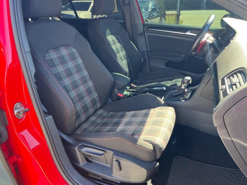 Volkswagen Golf GTI Vehicle Full-screen Gallery Image 14