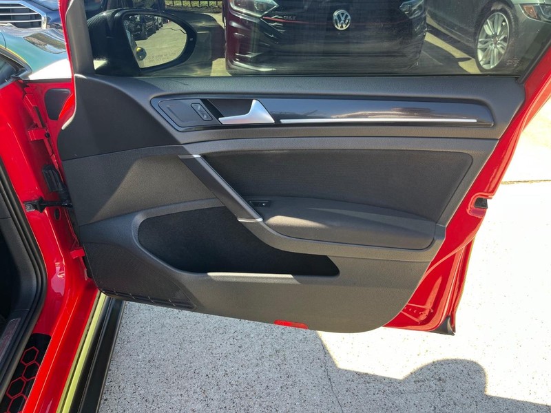 Volkswagen Golf GTI Vehicle Full-screen Gallery Image 15