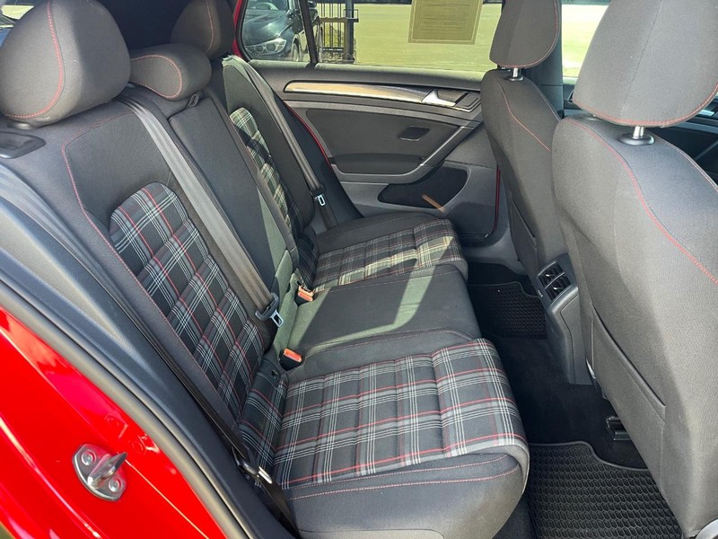 Volkswagen Golf GTI Vehicle Full-screen Gallery Image 16