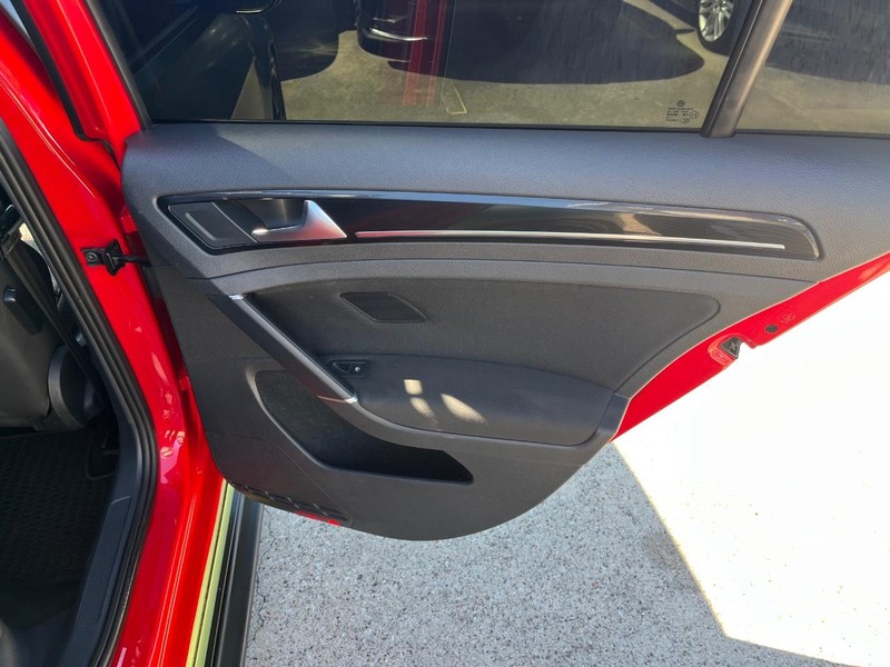 Volkswagen Golf GTI Vehicle Full-screen Gallery Image 17