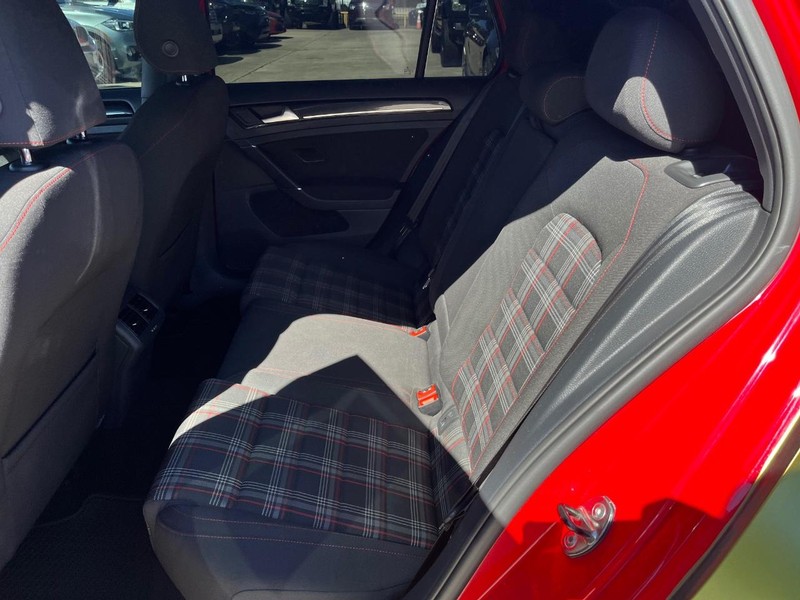 Volkswagen Golf GTI Vehicle Full-screen Gallery Image 18