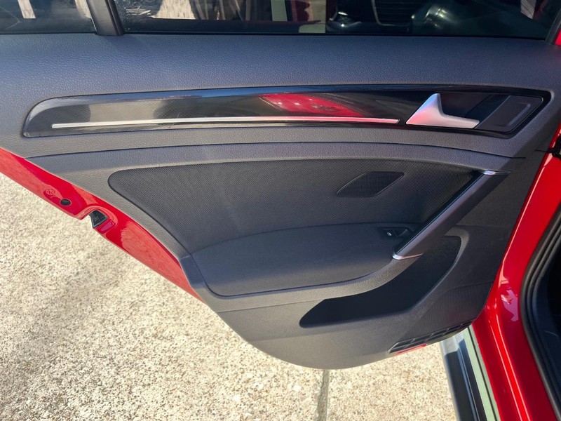 Volkswagen Golf GTI Vehicle Full-screen Gallery Image 19