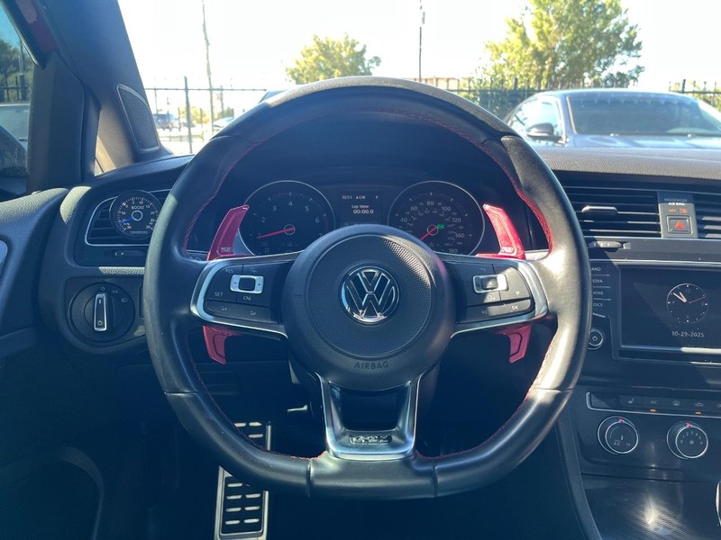 Volkswagen Golf GTI Vehicle Full-screen Gallery Image 20