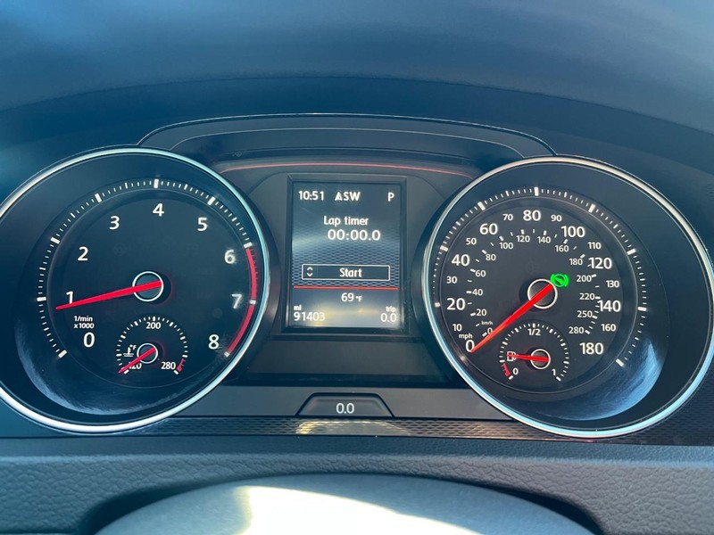 Volkswagen Golf GTI Vehicle Full-screen Gallery Image 21