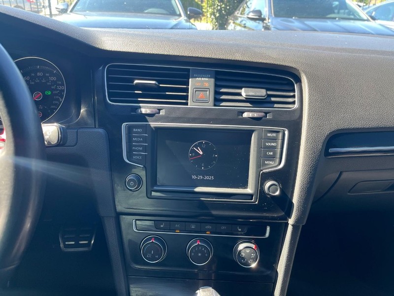 Volkswagen Golf GTI Vehicle Full-screen Gallery Image 22