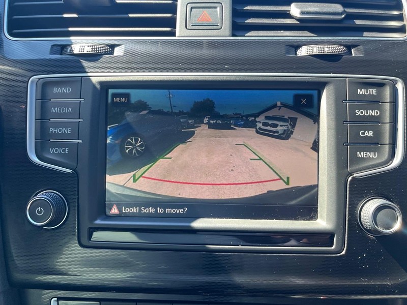 Volkswagen Golf GTI Vehicle Full-screen Gallery Image 23