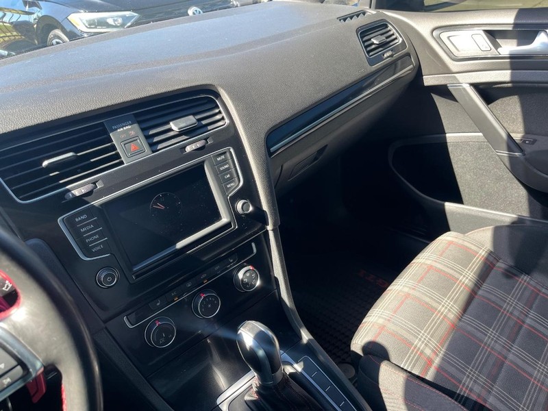 Volkswagen Golf GTI Vehicle Full-screen Gallery Image 24