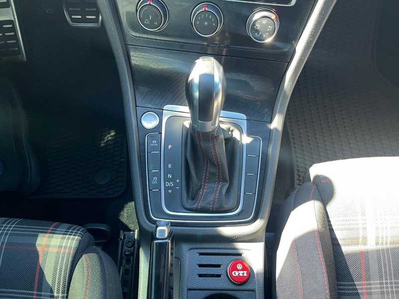 Volkswagen Golf GTI Vehicle Full-screen Gallery Image 25