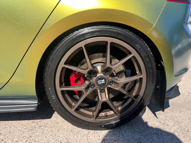 Volkswagen Golf GTI Vehicle Full-screen Gallery Image 27