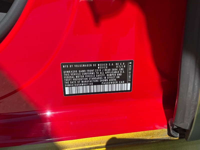 Volkswagen Golf GTI Vehicle Full-screen Gallery Image 28